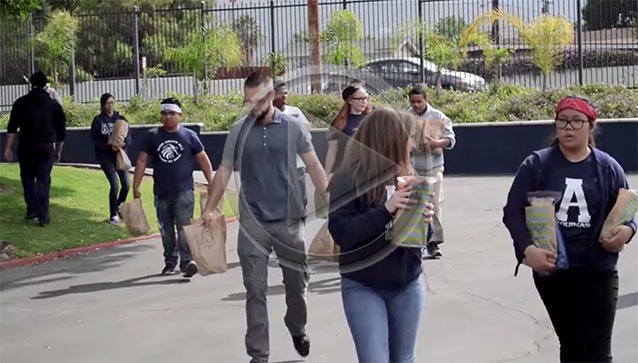 estudiantes distribuyendo alimentos