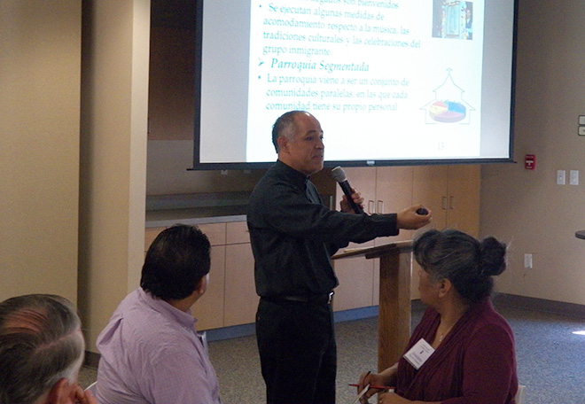 Padre Luis Guido presenta una de los módulos durante el Desarollo de Competencias Interculturales para Ministerios en español.