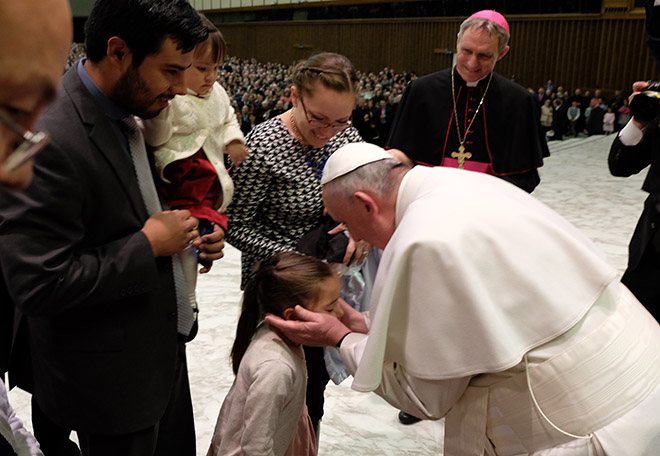 Papa Francisco bendice familias